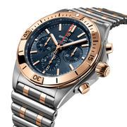 Dettaglio del bracciale Rouleaux bicolore e della corona a vite dell’orologio Breitling Chronomat B01 42.